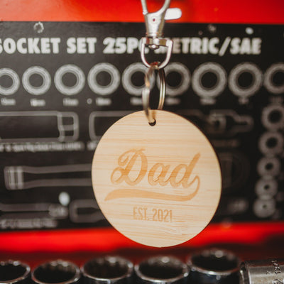 Light bamboo key ring saying Dad est 2021.